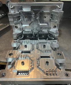 طراحی و ساخت لرزگیر ماشین لباسشویی — کنترل لرزش، افزایش عمر دستگاه

---

مقدمه

در دنیای امروزی، کاهش لرزش و صدای دستگاه‌ها یکی از مهم‌ترین معیارهای کیفیت در لوازم خانگی به شمار می‌رود.
یکی از قطعات کلیدی در این زمینه، لرزگیر ماشین لباسشویی است؛ قطعه‌ای لاستیکی که وظیفه دارد ارتعاشات حاصل از چرخش موتور و دیگ لباسشویی را جذب کند تا عملکرد دستگاه روان و بی‌صدا باشد.

شرکت نوین سپاهان صنعت با بهره‌گیری از دانش فنی و تجهیزات پیشرفته قالب‌سازی، در زمینه‌ی طراحی و تولید انواع لرزگیرهای لاستیکی صنعتی و خانگی فعالیت دارد. در این مقاله، به بررسی نحوه طراحی، مواد اولیه، فرآیند تولید و اهمیت کیفیت در ساخت لرزگیر ماشین لباسشویی می‌پردازیم.

---

۱. وظیفه و اهمیت لرزگیر در ماشین لباسشویی

ماشین لباسشویی در زمان شست‌وشو و خشک‌کردن، با سرعت بسیار بالا می‌چرخد. در این حالت، نیروهای گریز از مرکز باعث ایجاد لرزش در بدنه دستگاه می‌شوند. اگر این لرزش‌ها کنترل نشوند، علاوه بر کاهش عمر مفید قطعات داخلی، ممکن است صدای آزاردهنده و حتی آسیب به کف و بدنه دستگاه ایجاد شود.

لرزگیرها با جذب و مهار این ارتعاشات، نقش کلیدی در پایداری و عمر مفید ماشین لباسشویی دارند.

🔹 مزایای استفاده از لرزگیر باکیفیت:

کاهش لرزش و صدای دستگاه

جلوگیری از آسیب به دیگ و موتور

افزایش طول عمر دستگاه

بهبود تجربه کاربری مشتری

---

۲. طراحی فنی لرزگیر

طراحی لرزگیر نیازمند درک دقیق از رفتار مکانیکی لاستیک تحت فشار و ارتعاش است.
در فرآیند طراحی، پارامترهایی مانند سختی لاستیک (Shore Hardness)، ضخامت دیواره، زاویه تماس و محل نصب بررسی و با نرم‌افزارهای شبیه‌سازی مکانیکی بهینه‌سازی می‌شوند.

در شرکت نوین سپاهان صنعت، طراحی اولیه با نرم‌افزارهای CAD مانند SolidWorks و CATIA انجام می‌شود و سپس مدل سه‌بعدی برای ساخت قالب آماده می‌گردد.

🔸 ویژگی‌های فنی طراحی لرزگیر:

تحمل ارتعاش در محدوده‌ی فرکانس 30 تا 300 هرتز

مقاومت در برابر روغن، شوینده و حرارت

آب‌بندی کامل محل نصب

قابلیت بازیابی شکل پس از فشردگی

---

۳. مواد اولیه مورد استفاده

انتخاب متریال مناسب تأثیر مستقیم بر عملکرد لرزگیر دارد.
بسته به نوع کاربرد و شرایط محیطی، ترکیبات لاستیکی مختلفی مورد استفاده قرار می‌گیرند:

نوع لاستیک	ویژگی‌ها	کاربرد

EPDM	مقاومت عالی در برابر حرارت و آب	لرزگیرهای بدنه لباسشویی
NBR	مقاومت بالا در برابر روغن و چربی	قطعات نزدیک موتور
Silicone Rubber	دوام بالا و انعطاف در دمای بالا	مدل‌های پیشرفته و صنعتی

تمامی ترکیبات در نوین سپاهان صنعت با فرمولاسیون دقیق ترکیب می‌شوند تا ضمن حفظ نرمی، استحکام فشاری و کششی قطعه در حد استاندارد باقی بماند.

---

۴. فرآیند تولید لرزگیر

پس از طراحی و انتخاب مواد اولیه، قالب مورد نظر ساخته می‌شود. قالب لرزگیر معمولاً از فولاد ابزار سخت‌کاری‌شده تولید می‌شود تا در برابر فشار و حرارت دوام بالا داشته باشد.

مراحل تولید لرزگیر به‌صورت خلاصه:

1. طراحی و ماشین‌کاری قالب با CNC

2. آماده‌سازی مواد لاستیکی و پیش‌گرم کردن آن‌ها

3. قالب‌گیری تزریقی یا فشاری (بسته به نوع قطعه)

4. پخت (Vulcanization) و خنک‌سازی

5. کنترل ابعادی و آزمون عملکرد لرزگیری

---

۵. کنترل کیفیت

کیفیت لرزگیر به‌طور مستقیم بر عملکرد دستگاه تأثیر دارد. به همین دلیل در نوین سپاهان صنعت مراحل کنترل کیفیت شامل:

آزمون فشار و ارتعاش

تست کشش و فشردگی (Compression Test)

اندازه‌گیری سختی (Shore A)

بازرسی چشمی سطح و یکنواختی قالب‌گیری

تمامی محصولات پیش از ارسال به خط مونتاژ مورد تأیید نهایی واحد کنترل کیفیت قرار می‌گیرند.

---

۶. مزایای تولید لرزگیر توسط نوین سپاهان صنعت

✅ طراحی اختصاصی بر اساس مدل دستگاه
✅ استفاده از لاستیک‌های مقاوم و باکیفیت
✅ قالب‌سازی دقیق و ماندگار
✅ امکان تولید انبوه با تیراژ بالا
✅ تست و تضمین عملکرد لرزگیر در شرایط واقعی

---

۷. کاربردهای دیگر لرزگیرها

لرزگیرها علاوه بر ماشین لباسشویی، در تجهیزات صنعتی و خودرویی نیز مورد استفاده قرار می‌گیرند، از جمله:

پایه‌های ضد لرزش موتور

لرزگیر دستگاه‌های صنعتی

ضربه‌گیر کمپرسور و پمپ

پایه‌های لاستیکی برای تجهیزات خانگی

---

نتیجه‌گیری

لرزگیر ماشین لباسشویی اگرچه قطعه‌ای کوچک است، اما نقش بزرگی در پایداری، دوام و آرامش عملکرد دستگاه دارد.
با انتخاب طراحی و مواد اولیه‌ی مناسب، می‌توان ارتعاشات را تا حد زیادی کنترل و عمر مفید دستگاه را افزایش داد.

شرکت نوین سپاهان صنعت با تکیه بر تجربه، دانش فنی و تجهیزات دقیق قالب‌سازی، آماده طراحی و تولید انواع لرزگیر لاستیکی با کیفیت صنعتی و طول عمر بالا می‌باشد.